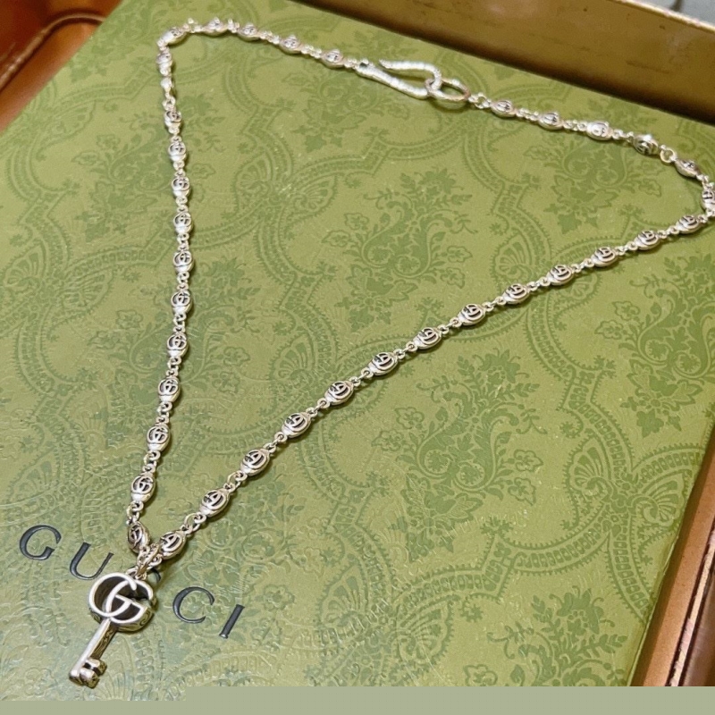 G*u*i necklaces